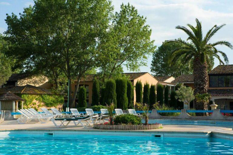 village-camarguais-1lieu1salle-restaurant-hotel-reunion-piscine.jpg