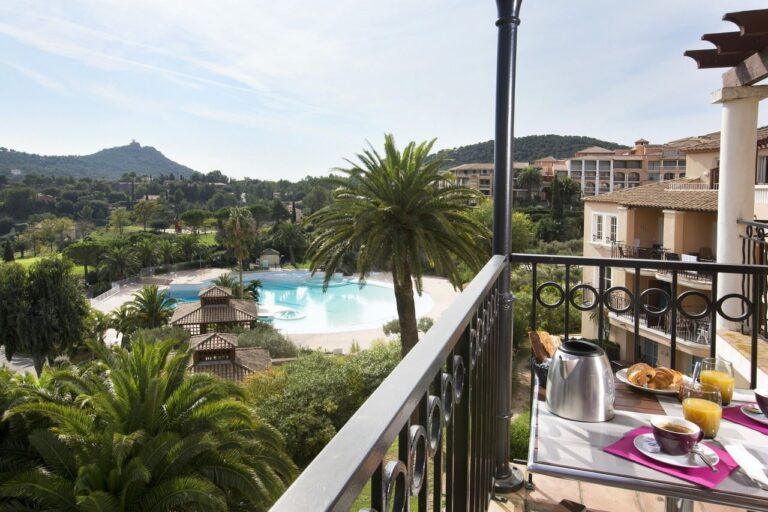 village-club-de-cap-esterel-1lieu1salle-balcon.jpg