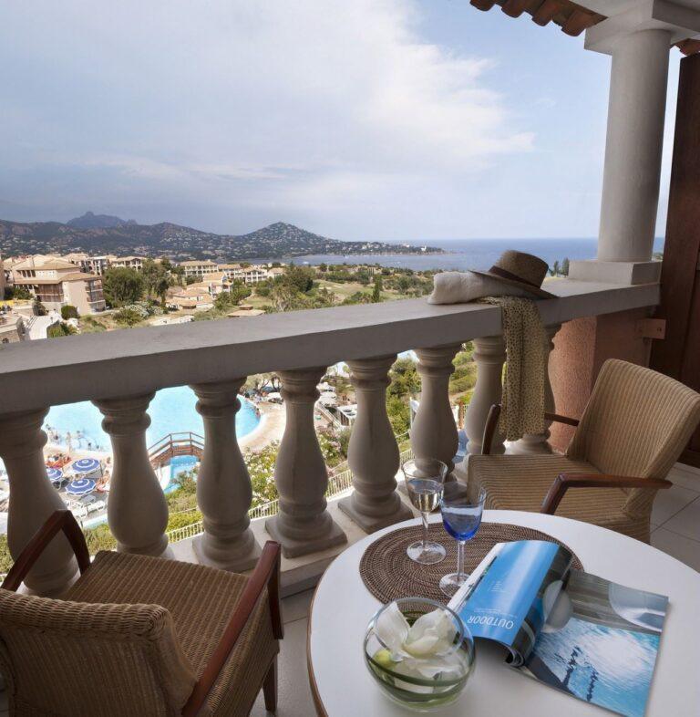 village-club-de-cap-esterel-1lieu1salle-balcon2.jpg