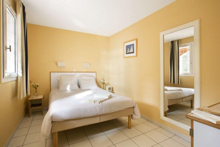 village-club-de-cap-esterel-1lieu1salle-chambre.jpg
