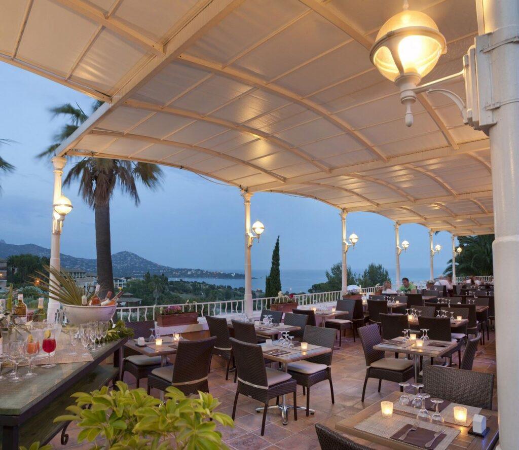 village-club-de-cap-esterel-1lieu1salle-terrasse.jpg