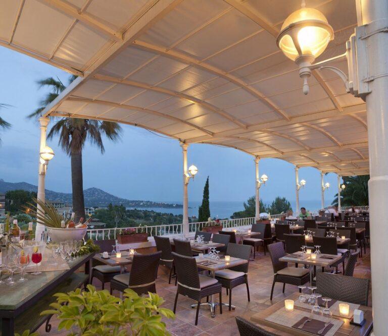 village-club-de-cap-esterel-1lieu1salle-terrasse.jpg