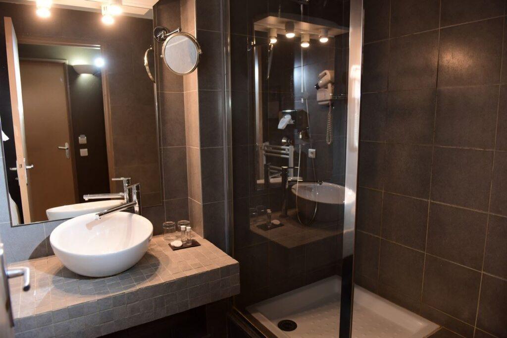 10-Chambre-Premiere-Salle-de-bain.jpg