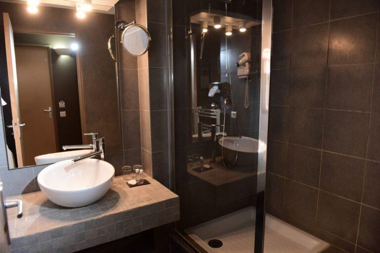 10-Chambre-Premiere-Salle-de-bain.jpg