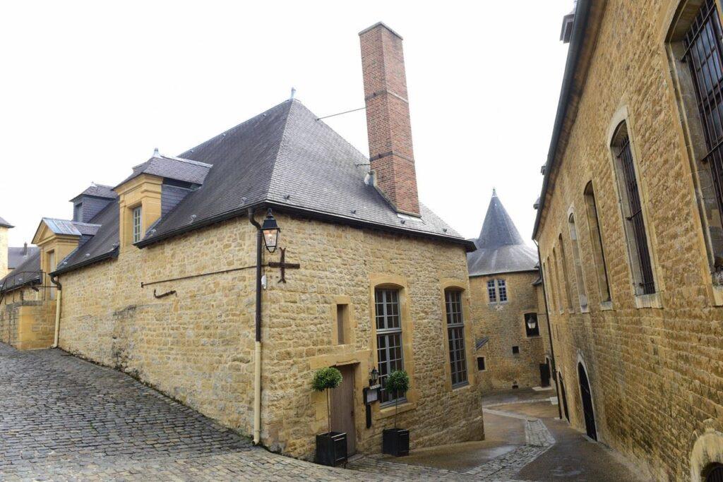 38-Restaurant-Exterieur-chemin-de-ronde.jpg