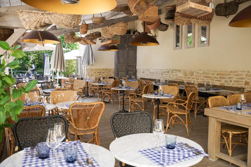 Hostellerie-de-Levernois_6_Restaurant-Bistrot-du-Bord-de-lEau-©Maison-Kalos.jpg