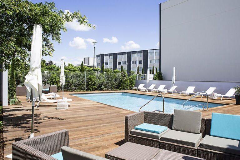 Novotel-Bordeaux-Lac-1lieu1salle-reunion-piscine.jpg