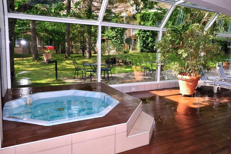 causse-comtal-hotel-1lieu1salle-piscine-seminaire.jpg