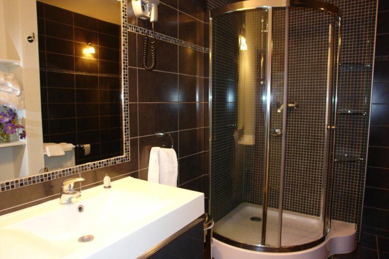 causse-comtal-hotel-1lieu1salle-salle-de-bain-reunions.jpg