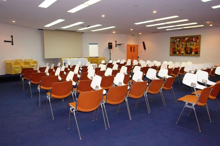 causse-comtal-hotel-1lieu1salle-salle-de-conference.jpg