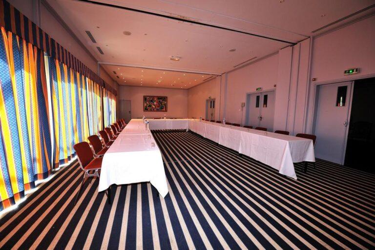 causse-comtal-hotel-1lieu1salle-salle-seminaires.jpg