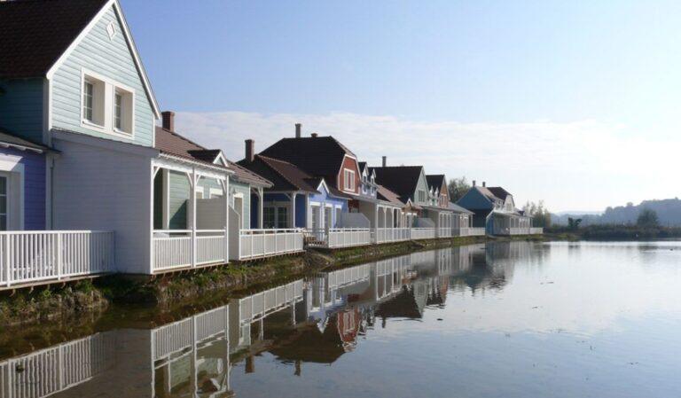 center-parcs-domaine-du-lac-d-ailette-1lieu1salle-maison.jpg