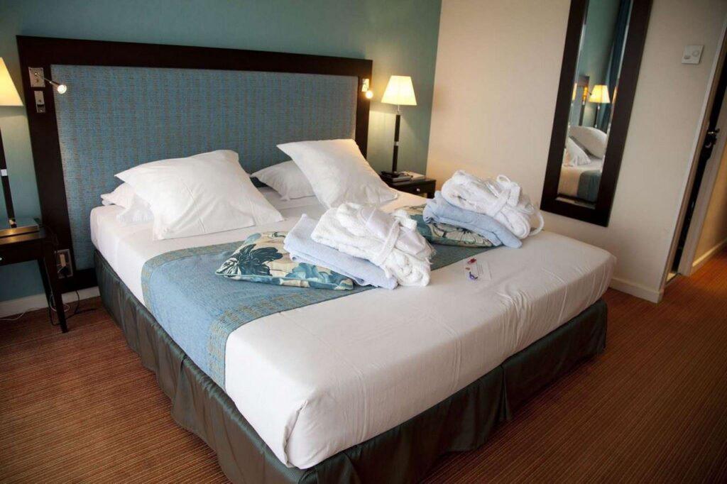 domaine-du-golf-saint-clair-1lieu1salle-reunion-chambre.jpg