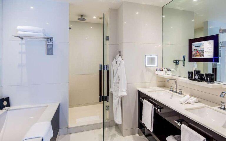 hotel-barriere-le-majestic-cannes-1lieu1salle-sdb.jpg