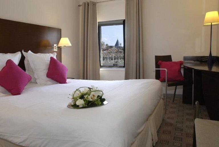 hotel-le-donjon-1lieu1salle-chambre-seminaire.jpg