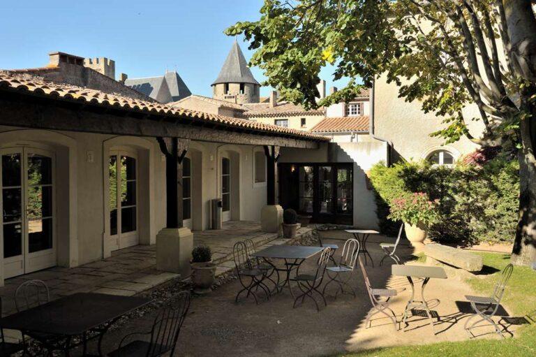 hotel-le-donjon-1lieu1salle-terrasse-meeting-event.jpg