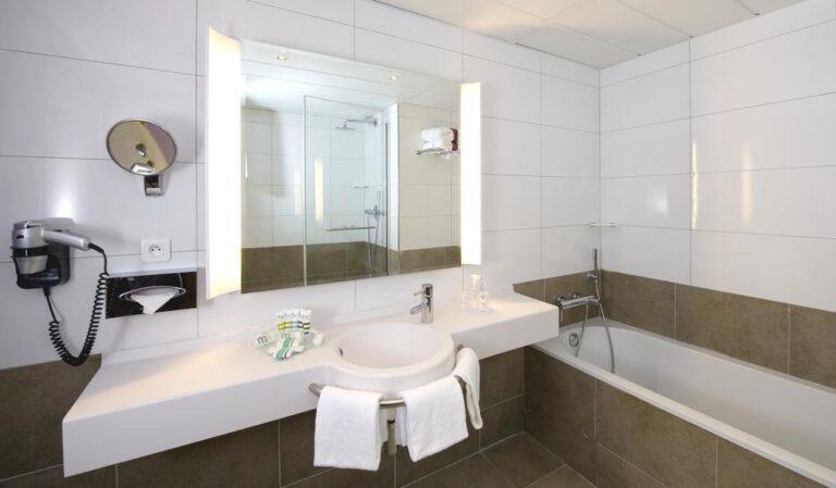 hotel-mercure-carcassonne-la-cite-1lieu1salle-salle-de-bains-reunions-meeting.jpg