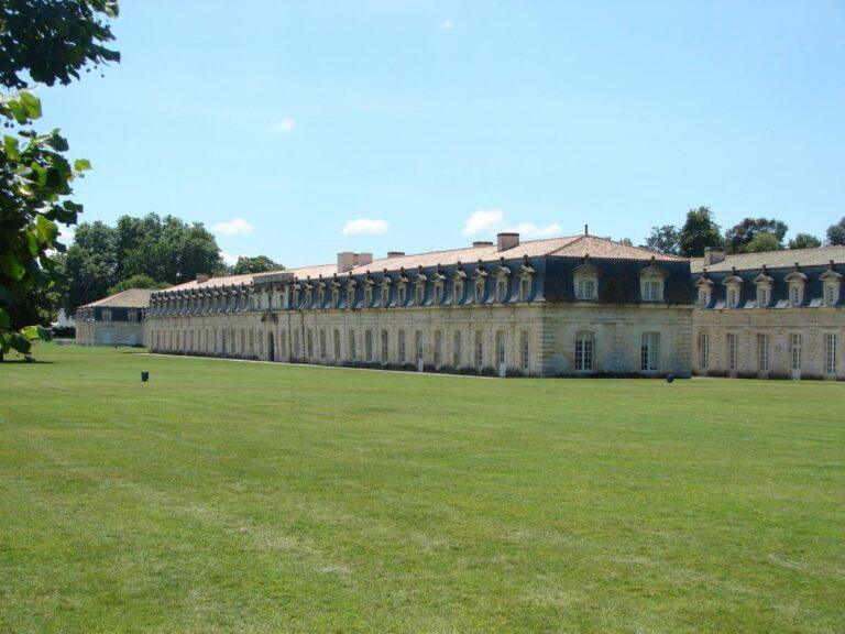 hotel-restaurant-de-la-corderie-royale-1lieu1salle-congres-jardin.jpg