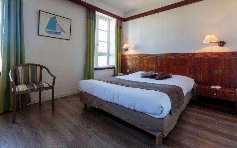 hotel-restaurant-de-la-corderie-royale-1lieu1salle-convention-chambre.jpg