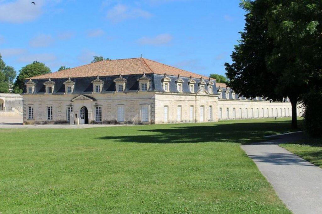 hotel-restaurant-de-la-corderie-royale-1lieu1salle-convention-jardin.jpg
