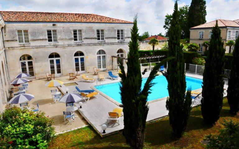 hotel-restaurant-de-la-corderie-royale-1lieu1salle-reunion-piscine.jpg
