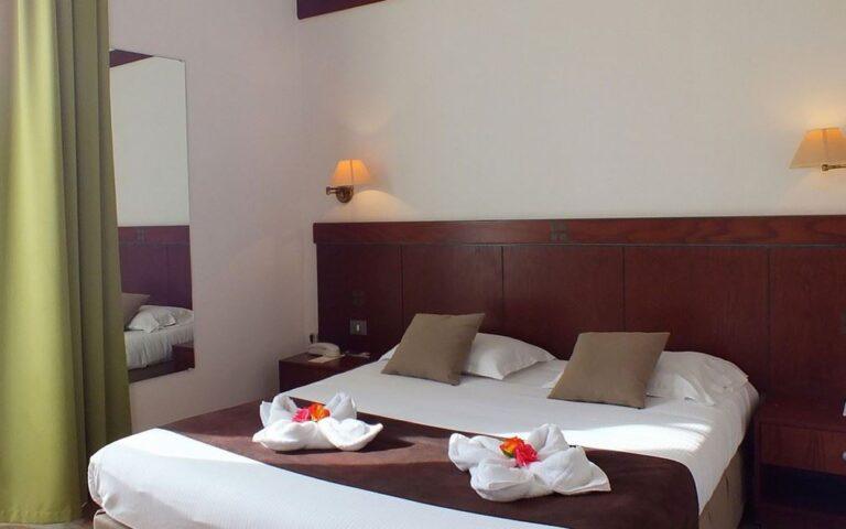 hotel-restaurant-de-la-corderie-royale-1lieu1salle-seminaire-chambre.jpg