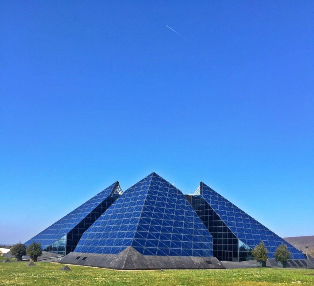 la-cite-de-l-or-congres-1lieu1salle-congres-pyramide.jpg