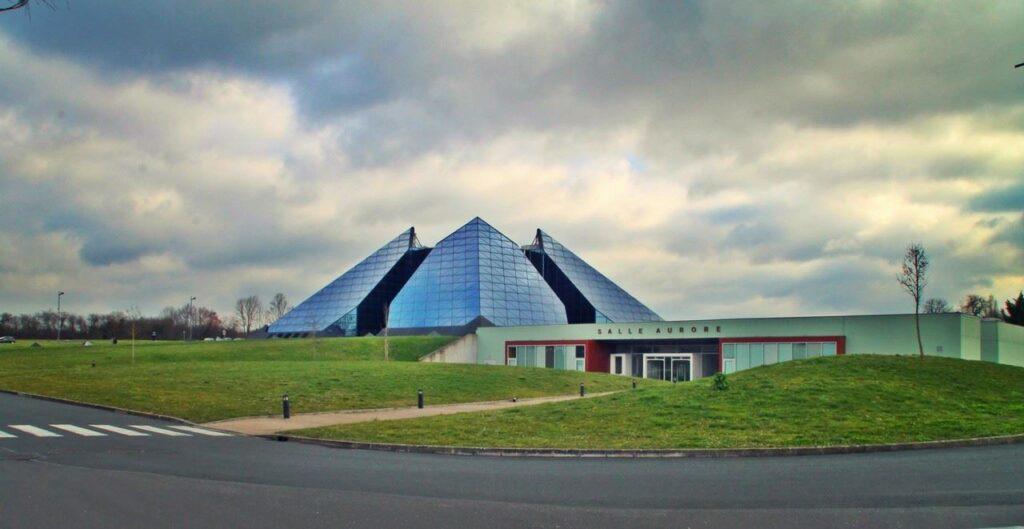 la-cite-de-l-or-congres-1lieu1salle-reunion-pyramide.jpg
