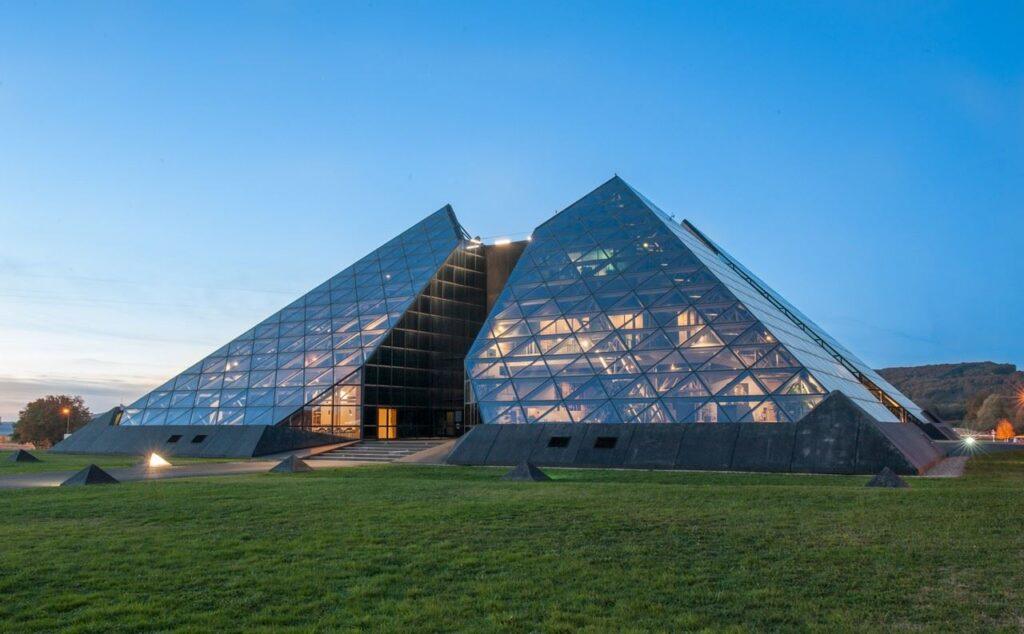 la-cite-de-l-or-congres-1lieu1salle-seminaire-pyramide.jpg