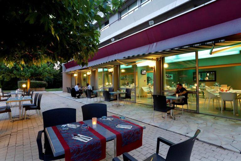 mercure-brive-1lieu1salle-hotel-restaurant-convention-terrasse.jpg