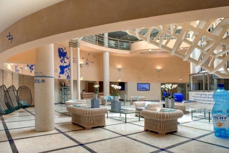 vichy-spa-hotel-les-celestins-1lieu1salle-hall.jpg