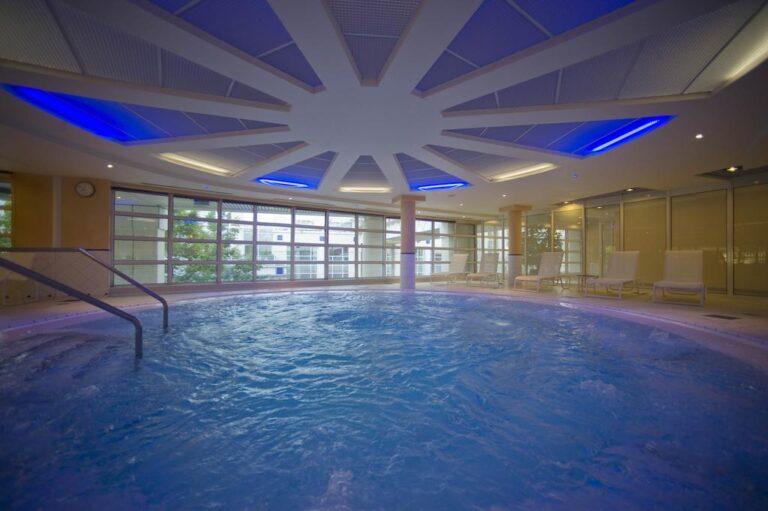 vichy-spa-hotel-les-celestins-1lieu1salle-piscine.jpg