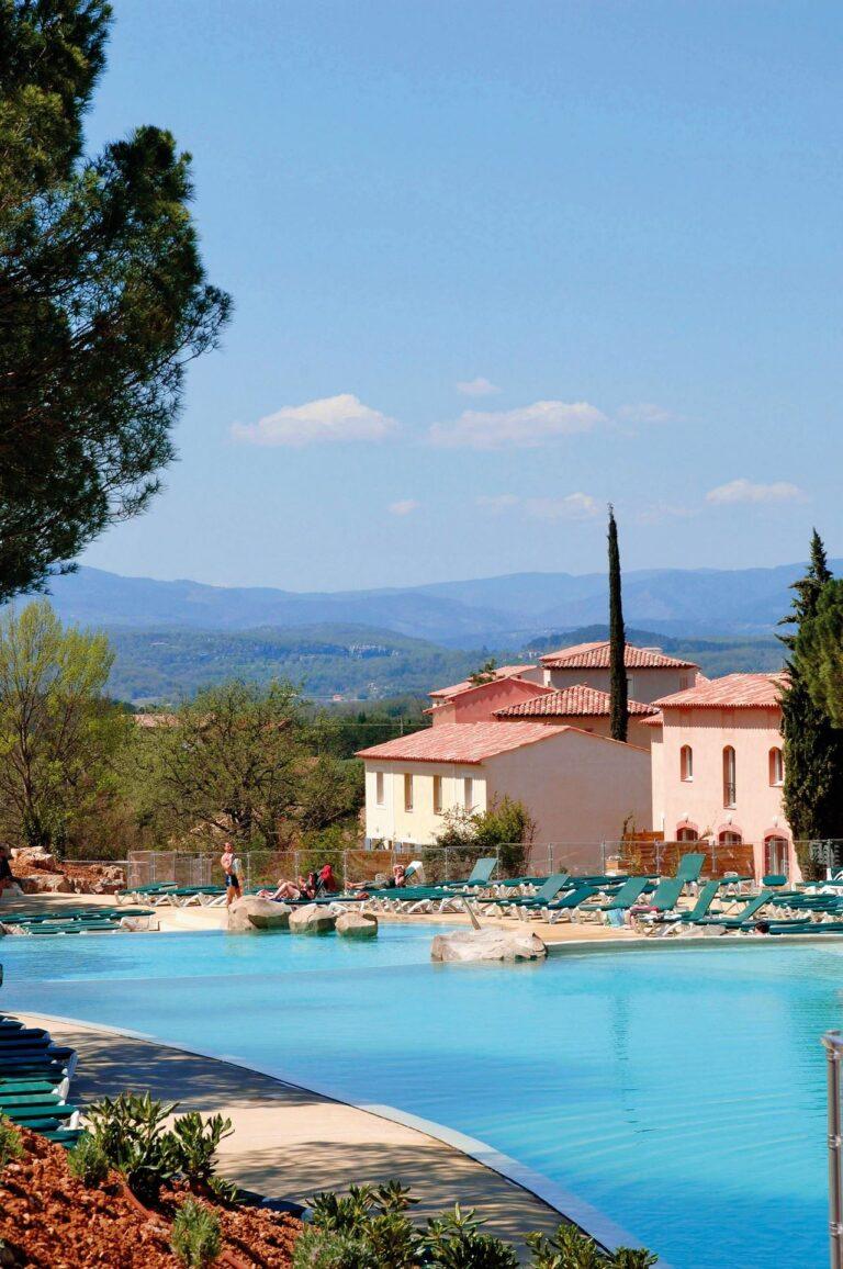 village-le-rouret-ardeche-1lieu1salle-convention-piscine.jpg