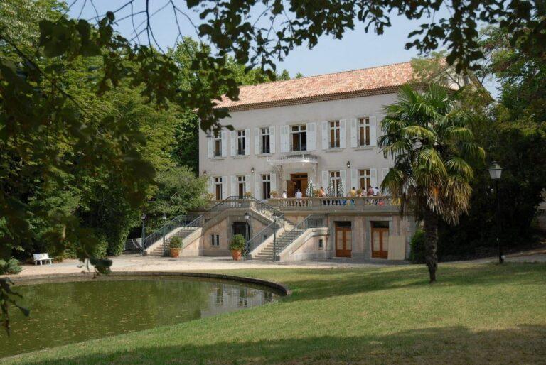 village-le-rouret-ardeche-1lieu1salle-reunion-exterieur.jpg