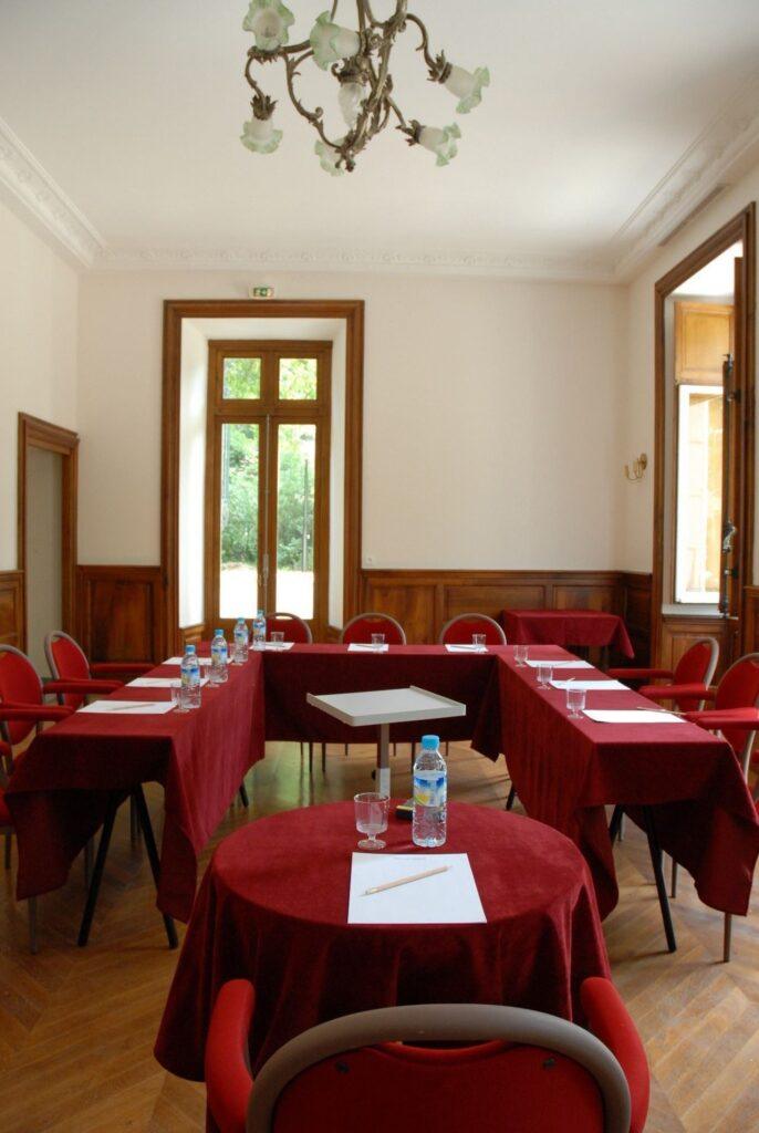 village-le-rouret-ardeche-1lieu1salle-salle-de-seminaire.jpg