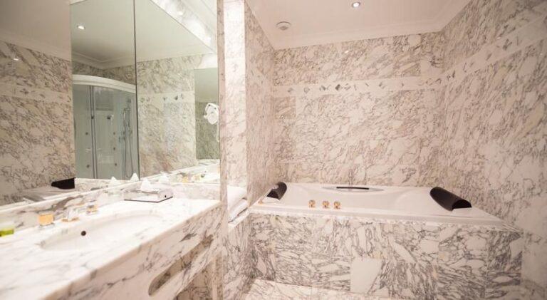 westminster-hotel-spa-nice-1lieu1salle-seminaire-salle-de-bain.jpg