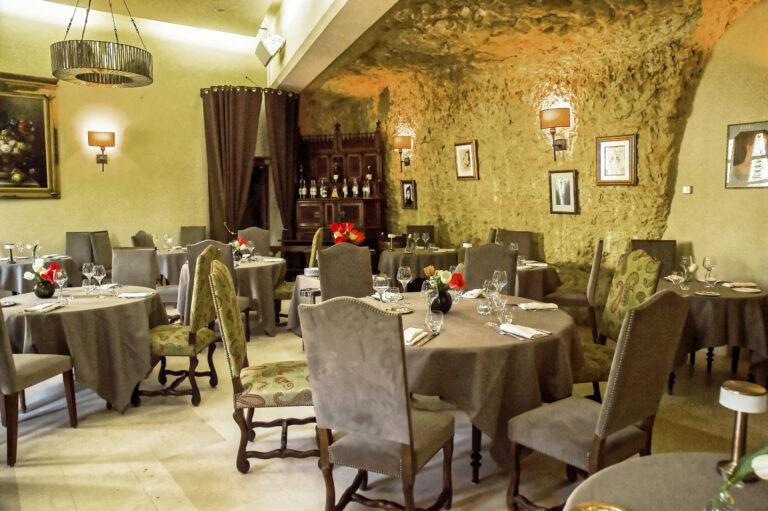 SALLE-DE-RESTAURANT-COTE-MEUBLE-GOTHIQUE-scaled-1.jpg