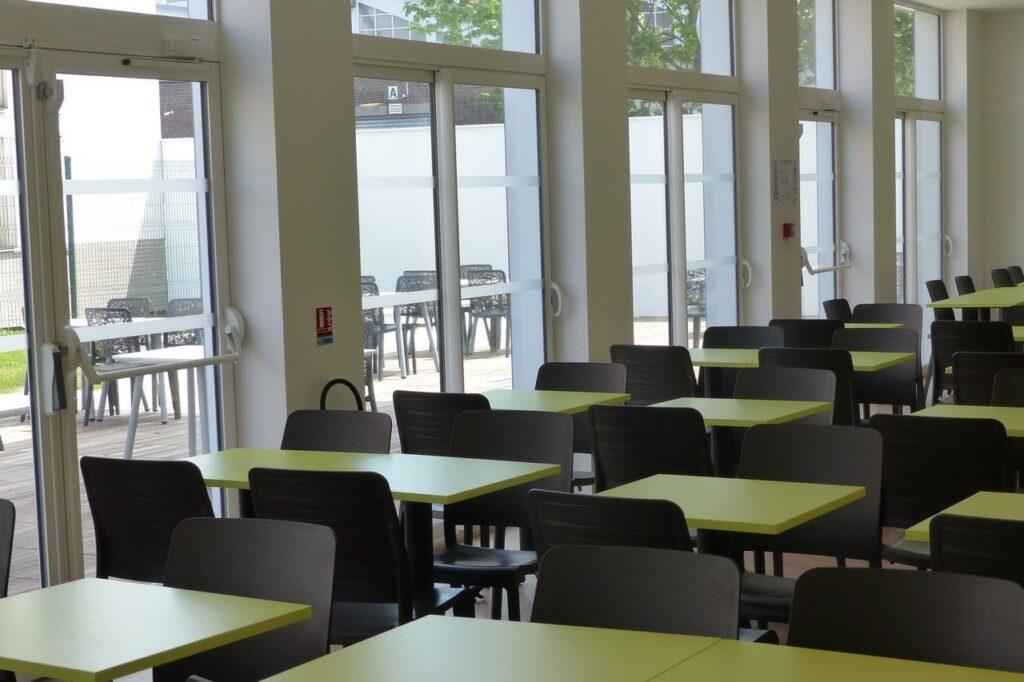 Salle-petit-dejeuner-et-terrasse.jpg