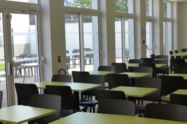 Salle-petit-dejeuner-et-terrasse.jpg