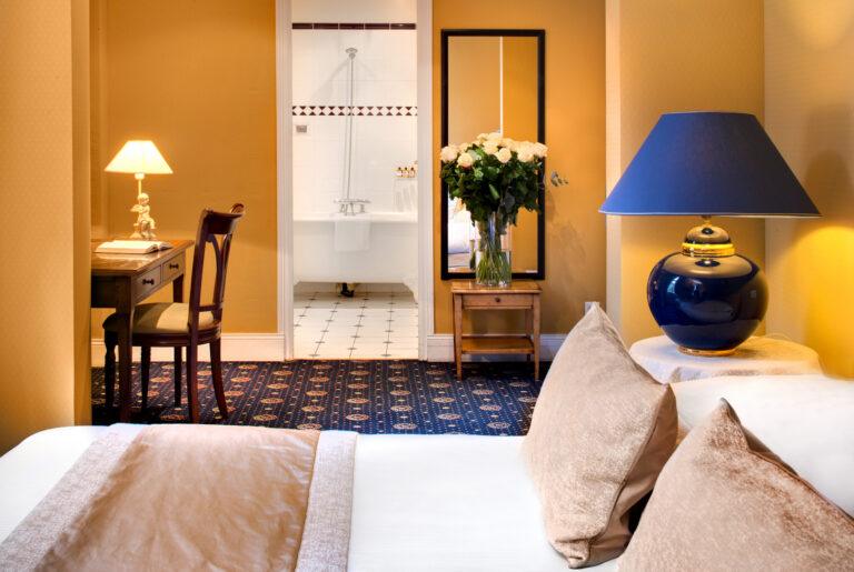 chambre-deluxe-chateau-110-vue-slle-de-bain-scaled-1.jpg