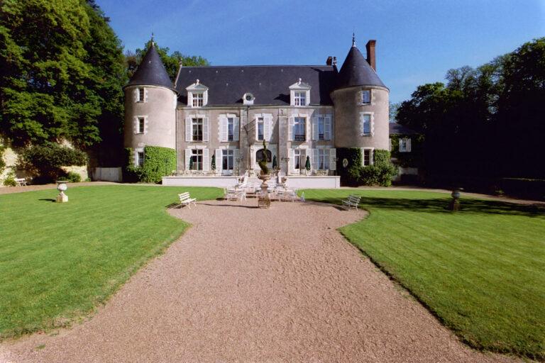 chateau-de-face-cote-jardin-scaled-1.jpg