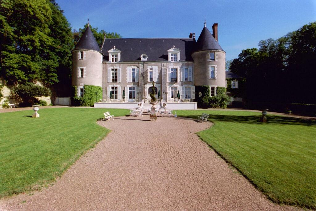 chateau-de-face-cote-jardin-scaled-1.jpg