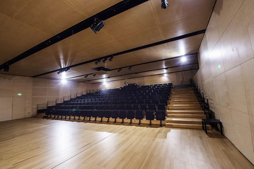 salle-de-conférence-gradins©W-BEAUCARDET.jpg