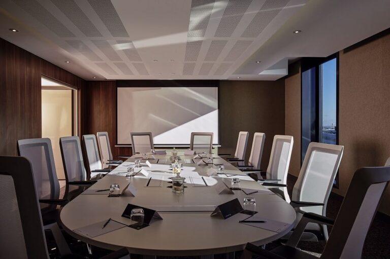Pullman-CDG-salon-Dubai-en-table-ovale.jpg