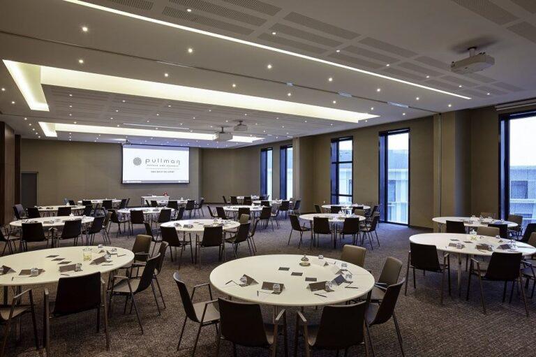 Pullman-CDG-salon-Paris-en-table-ronde.jpg