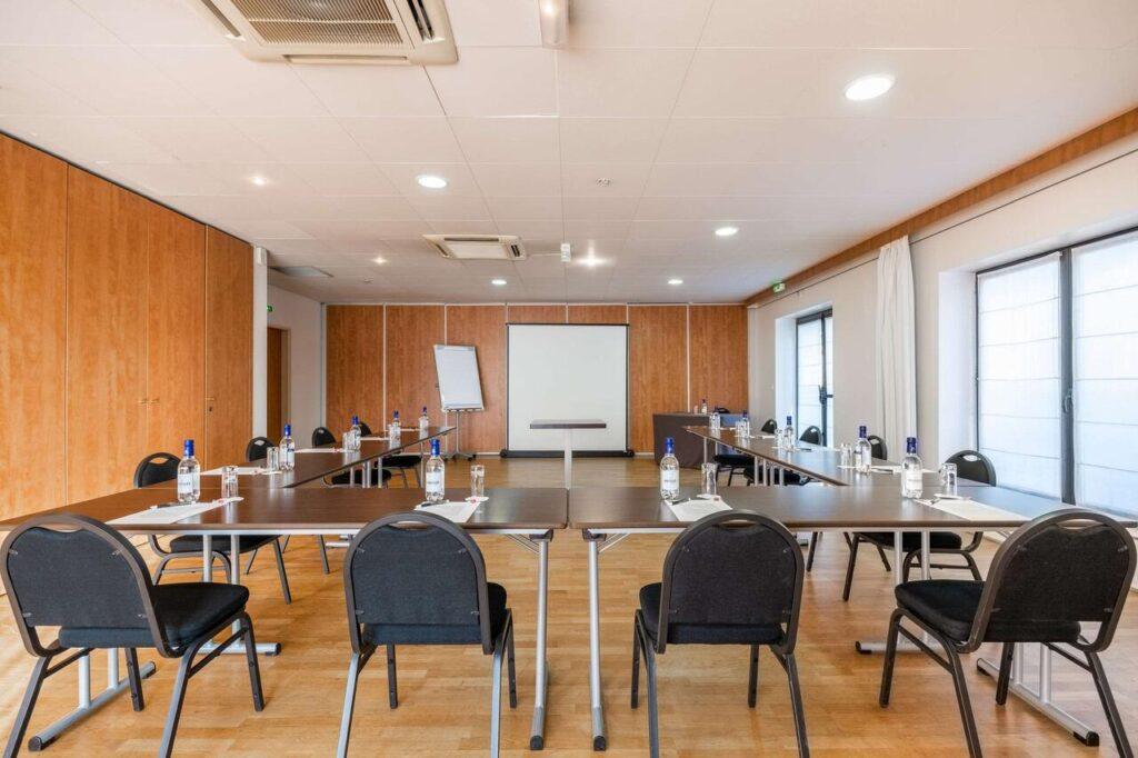quality-suites-bordeaux-aeroport-1lieu1salle-meetings.jpg