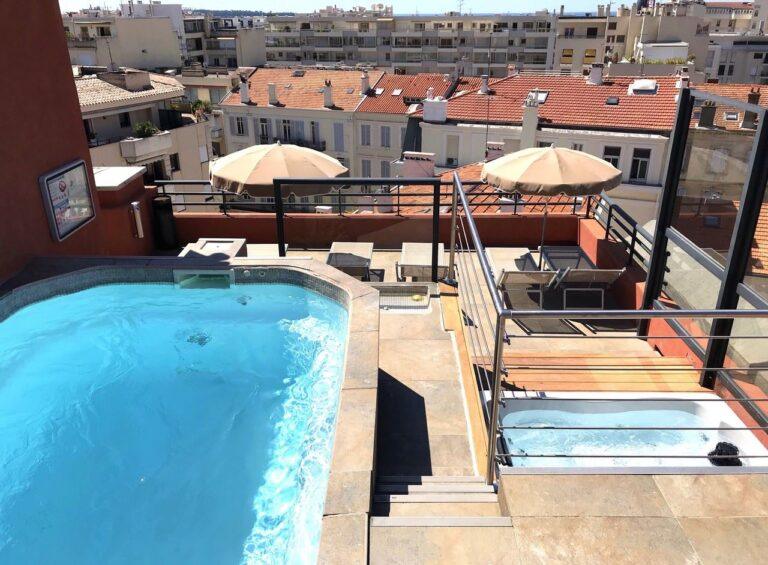 1.-Piscine-extérieure-r.jpg