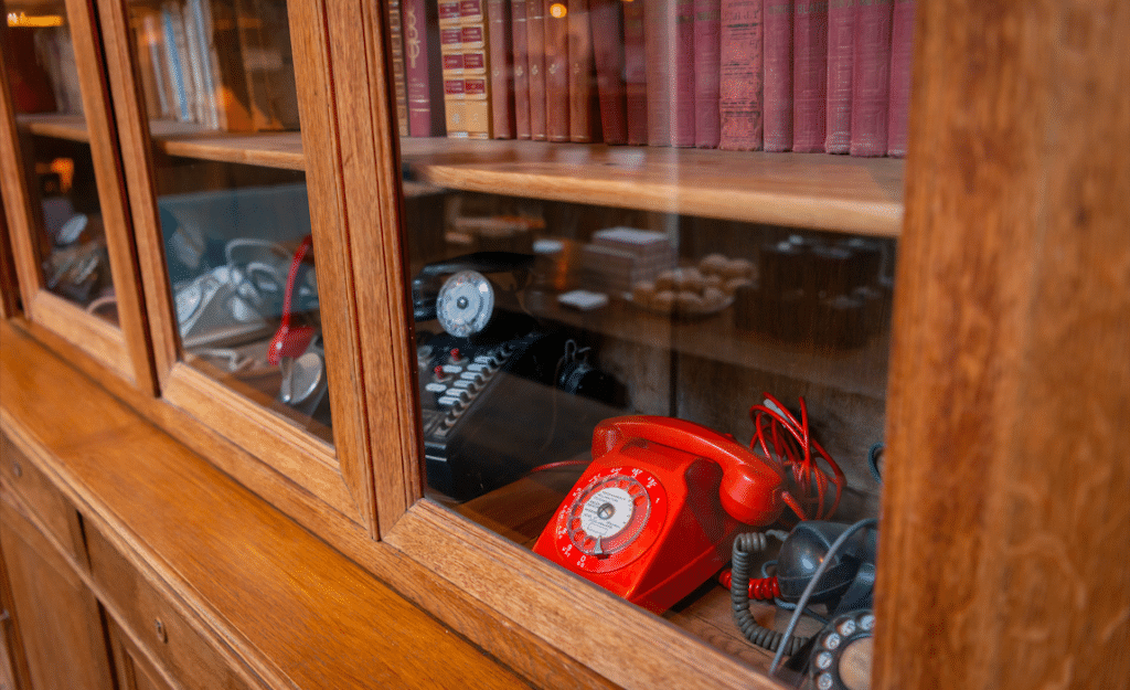 11-CHARBO-Telephone-collection.png
