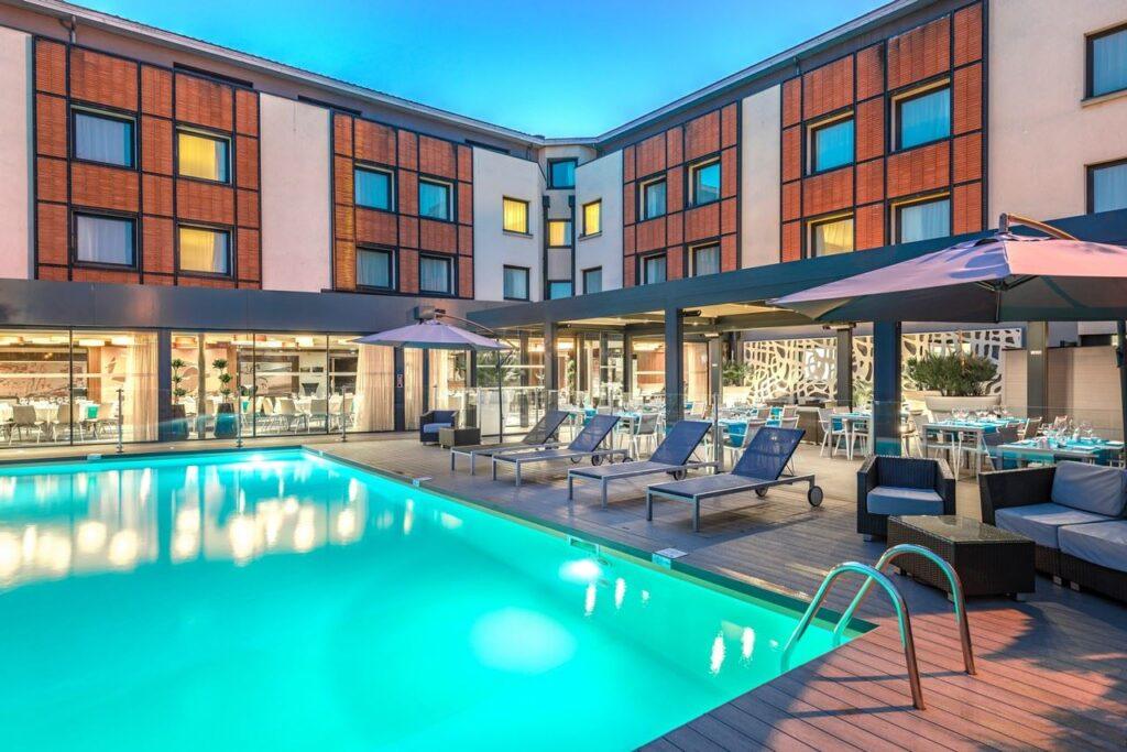 1709-01_11_holidayinn_piscine_bynight_hd.jpg