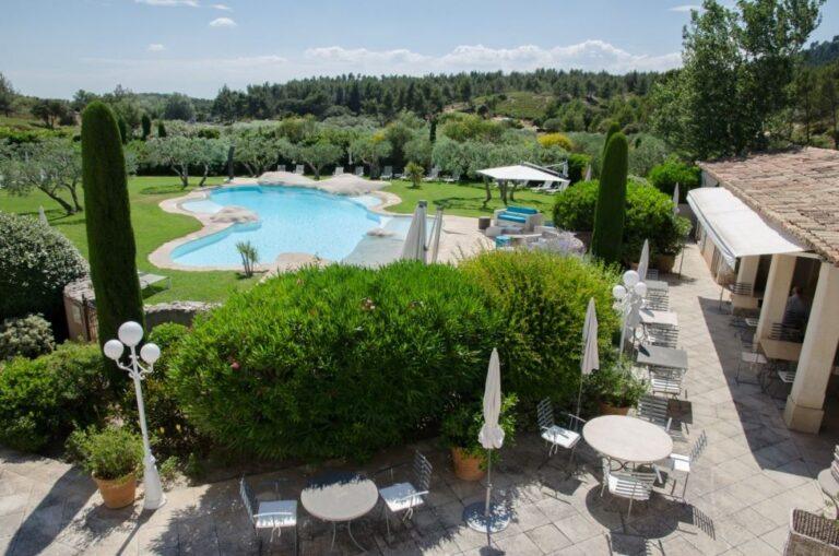 5-terrasse-et-piscine.jpg